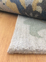 Load image into Gallery viewer, Handmade Wool Floral Silver 5' x 8' CH-2160-A Area Rug