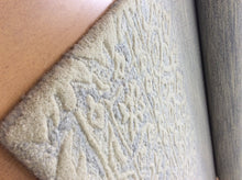 Load image into Gallery viewer, Handmade Wool Modern Silver/ Ivory 5' x 8' CH-2173-A Area Rug