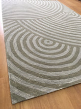 Load image into Gallery viewer, Handmade Wool Modern Silver/ Gray 5' x 8' CH-2132-A Area Rug