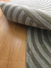 Load image into Gallery viewer, Handmade Wool Modern Silver/ Gray 5' x 8' CH-2132-A Area Rug