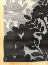 Load image into Gallery viewer, Handmade Wool Floral Gray/ Black 5' x 8' lt1030 Area Rug