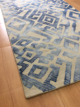 Load image into Gallery viewer, Handmade Wool Modern Ivory/ Blue 5' x 8' lt1114 Area Rug