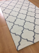 Load image into Gallery viewer, Handmade Wool Modern Ivory/ Gray 5' x 8' lt1136 Area Rug