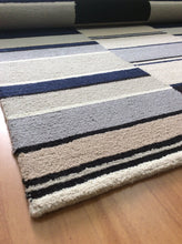 Load image into Gallery viewer, Handmade Wool Modern Ivory/ Navy Blue 5' x 8' lt1357 Area Rug