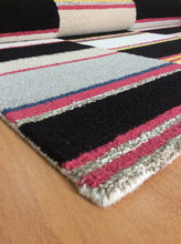 Load image into Gallery viewer, Handmade Wool Modern Red/ Black 5' x 8' lt1529 Area Rug