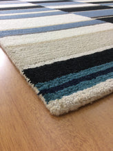 Load image into Gallery viewer, Handmade Wool Modern Ivory/ Blue 5' x 8' lt1549 Area Rug